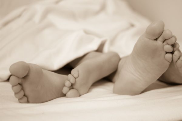 deux paires de pieds de libertins sous une couette - https://c.pxhere.com/photos/45/e3/feet_bed_sleep_in_love_sex_erotism_toes_sheets-1002159.jpg!d
